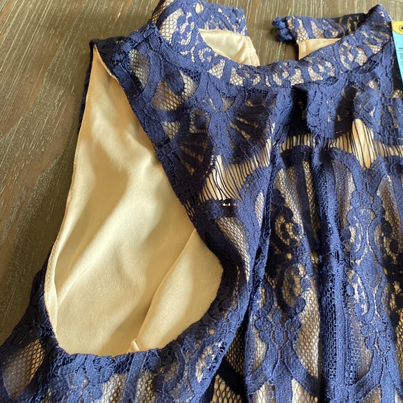 Love Fire ladies Lace blouse with nude lining. Size medium - Picture 10 of 10